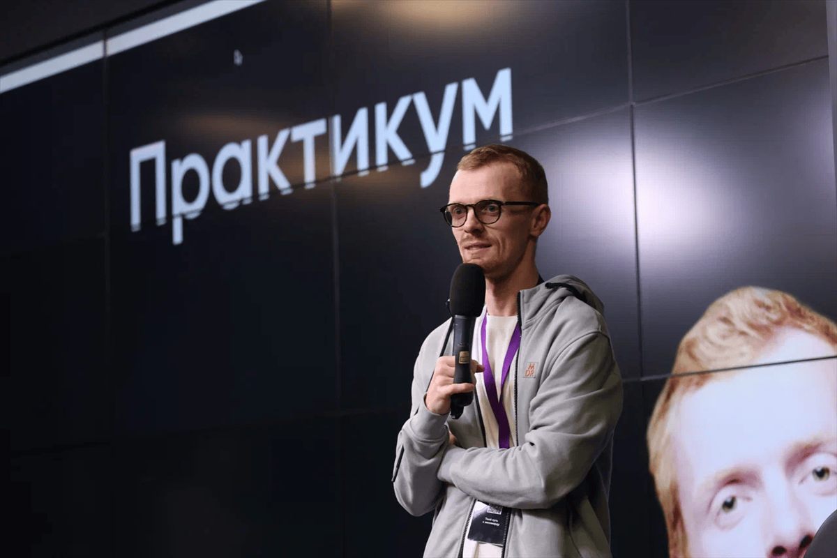 Антон Ланцов на выступлении, крупный план
