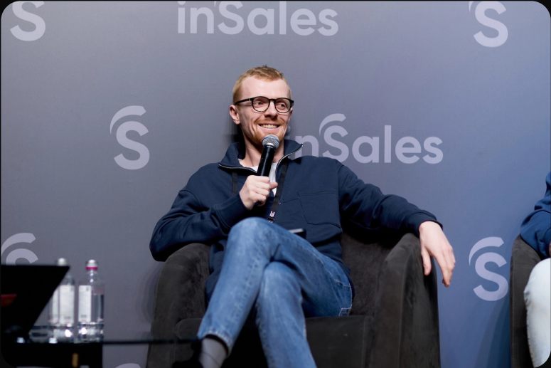 Антон Ланцов на сцене конференции inSales