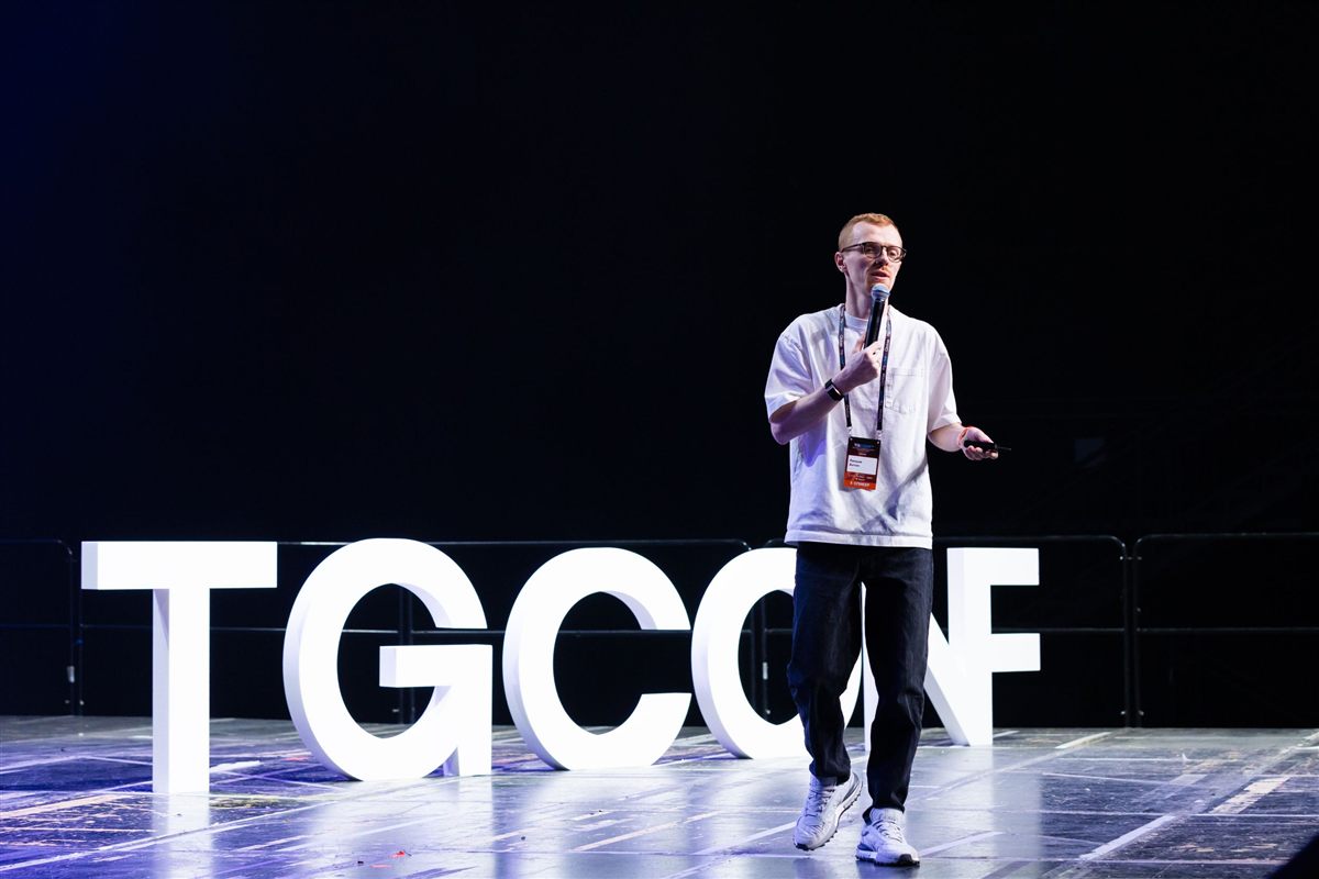 Антон Ланцов на сцене TGCONF